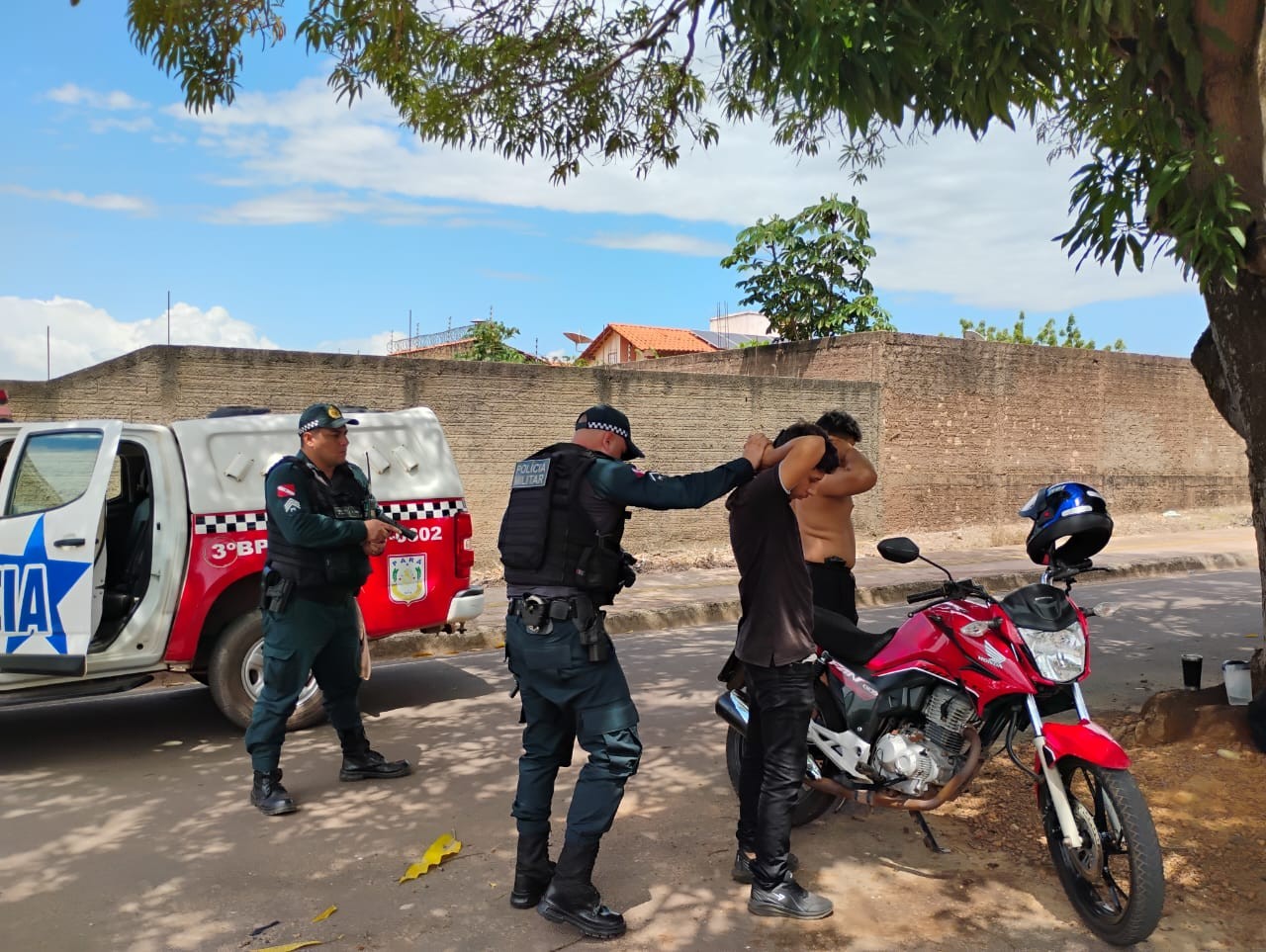 Suspeitos de tráfico atiram contra viatura da PM durante tentativa de fuga em Santarém; 3 são presos