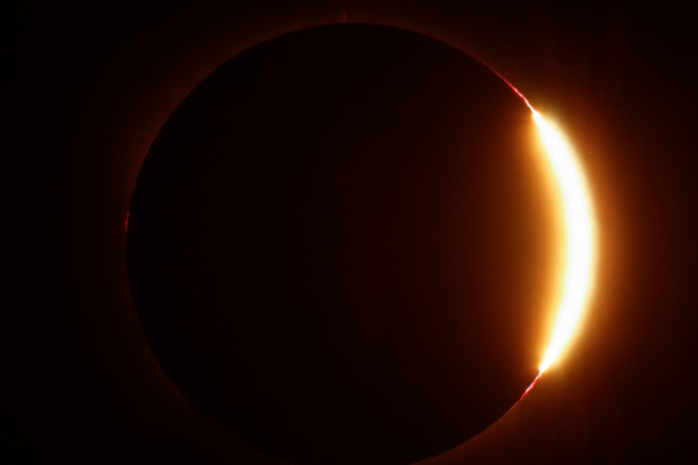 O efeito conhecido como “anel de diamante” aparece durante o eclipse solar total visto de Arija, na Espanha, nesta quarta-feira (12). — Foto: Borja Suarez/Reuters