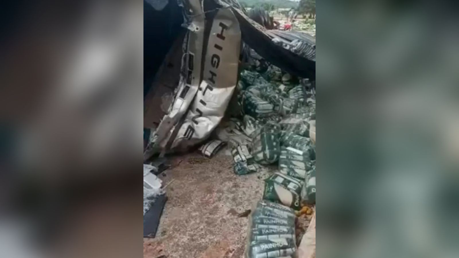 Carreta desgovernada tomba e atinge micro-ônibus com mais de 30 passageiros em Tucuruí, no PA