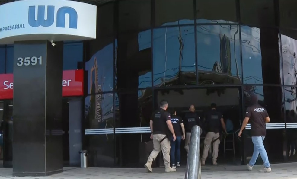 Conduzidos estavam em prédio comercial na Avenida ACM — Foto: Reprodução/TV Bahia