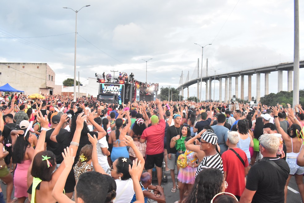 Avenida da Alegria: Multidão acompanha Xanddy Harmonia no carnaval de Natal em 2025 — Foto: Magnus Nascimento
