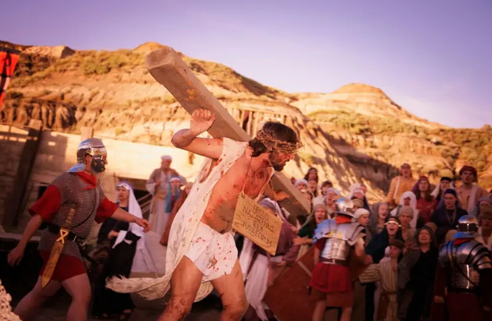 Os romanos obrigavam os condenados  crucificao a carregar parte da cruz na qual seriam pregados  Foto: Getty Images