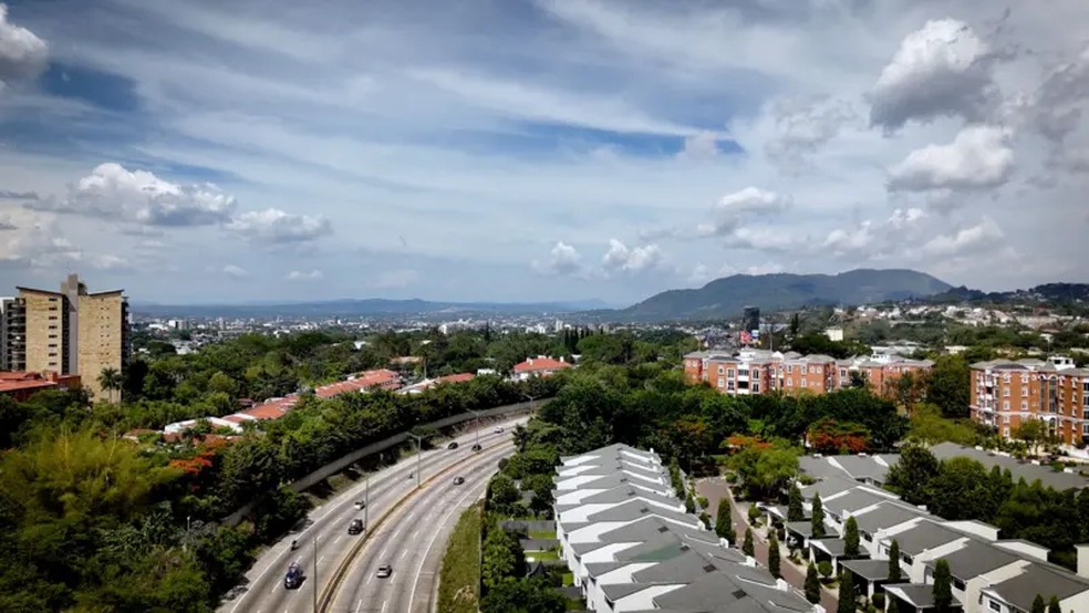 Capital San Salvador vive explosão de lançamentos imobiliários nos últimos anos — Foto: Felix Lima/BBC