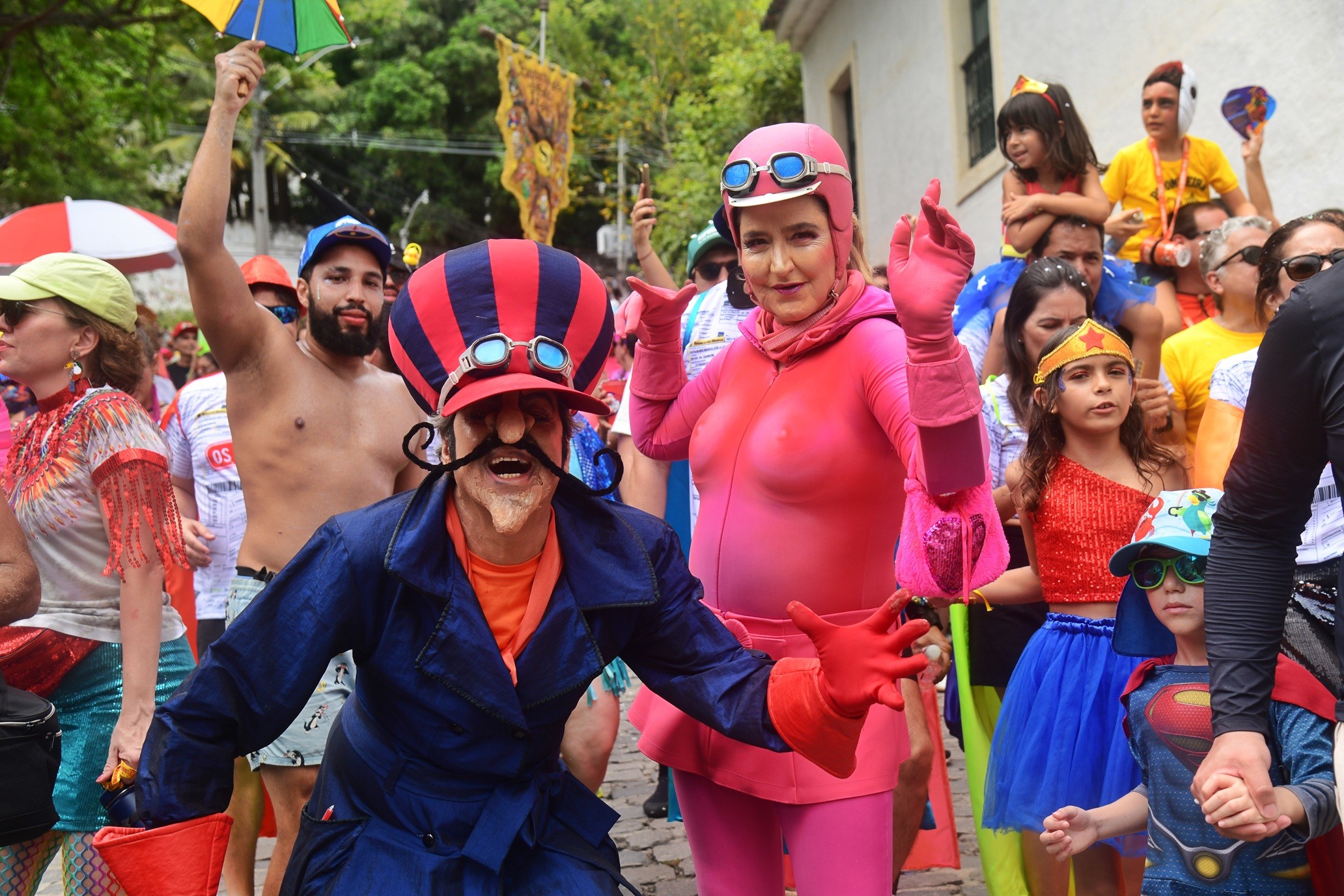 Super-heróis e lutadores mascarados tomam as ladeiras de Olinda; FOTOS