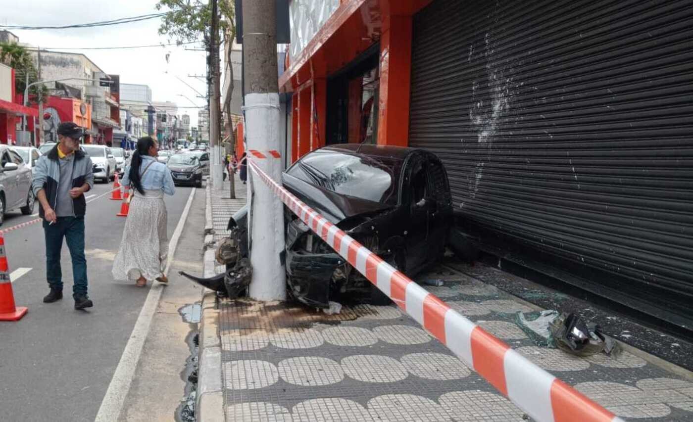 Acidente de trânsito deixa feridos em Mogi das Cruzes e interdita estrada em Suzano