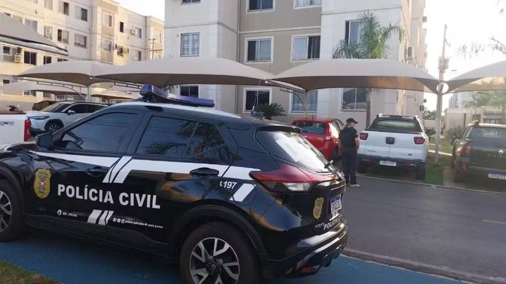 Viatura da polícia em frente ao local onde os mandados contra o suspeito foram cumpridos — Foto: Polícia Civil do Mato Grosso