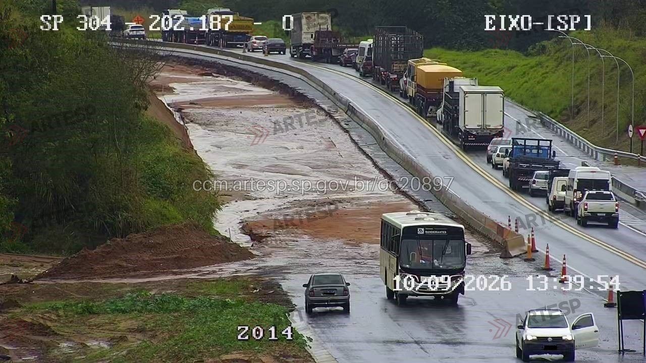 Pancada de chuva alaga e bloqueia rodovia em São Pedro