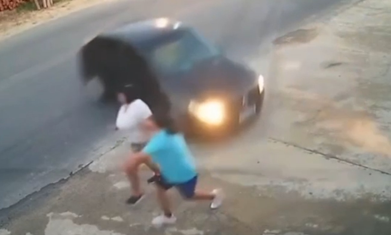 Duas irmãs são atropeladas por carro desgovernado na PE-88; VÍDEO