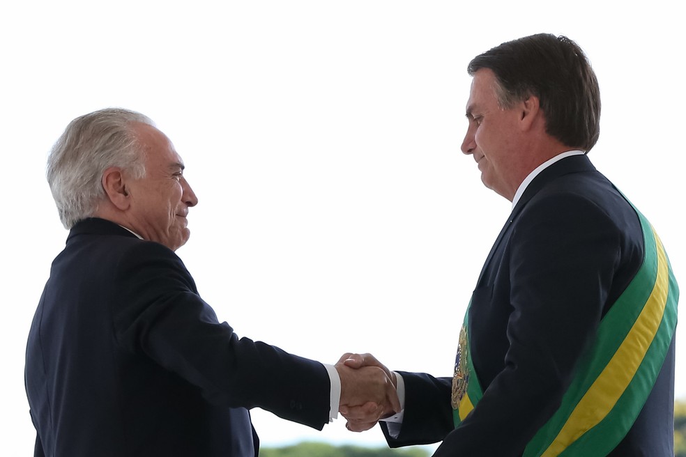 Temer (à esq.) cumprimenta Bolsonaro (à dir.) durante a posse, em 2019 — Foto: Marcos Corrêa/PR