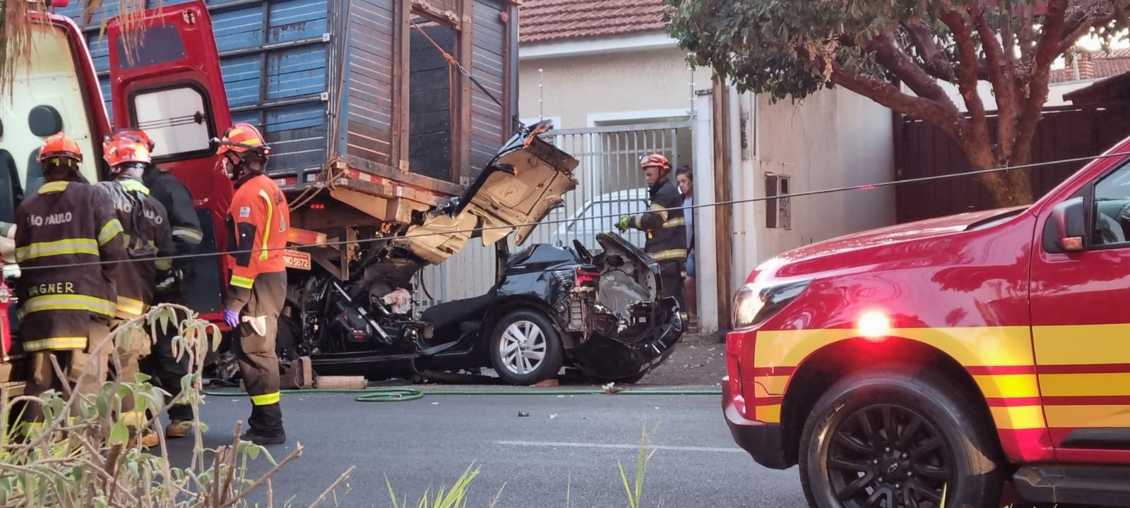 Carro em alta velocidade fica prensado ao entrar embaixo de caminhão estacionado em Rio Preto; vídeo