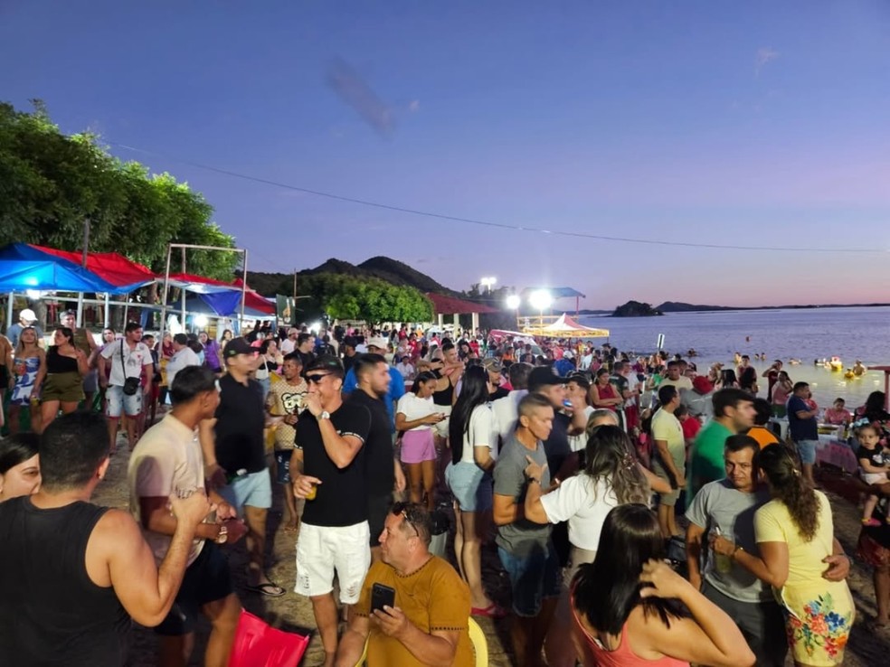 População se reuniu na noite deste sábado (26) na expectativa da sangria do açude Orós — Foto: Prefeitura de Orós/Divulgação