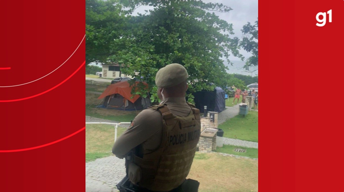 Homem é detido sem roupa após proibição do nudismo na Praia do Pinho, em Balneário Camboriú