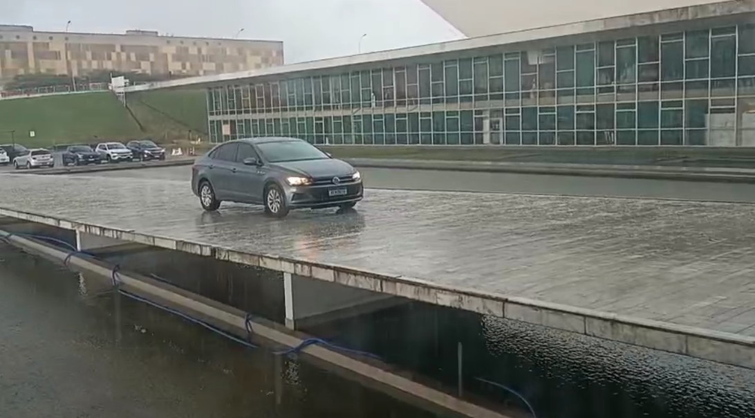 Motorista de app invade rampa do anexo da Câmara dos Deputados para deixar passageiro; VÍDEO