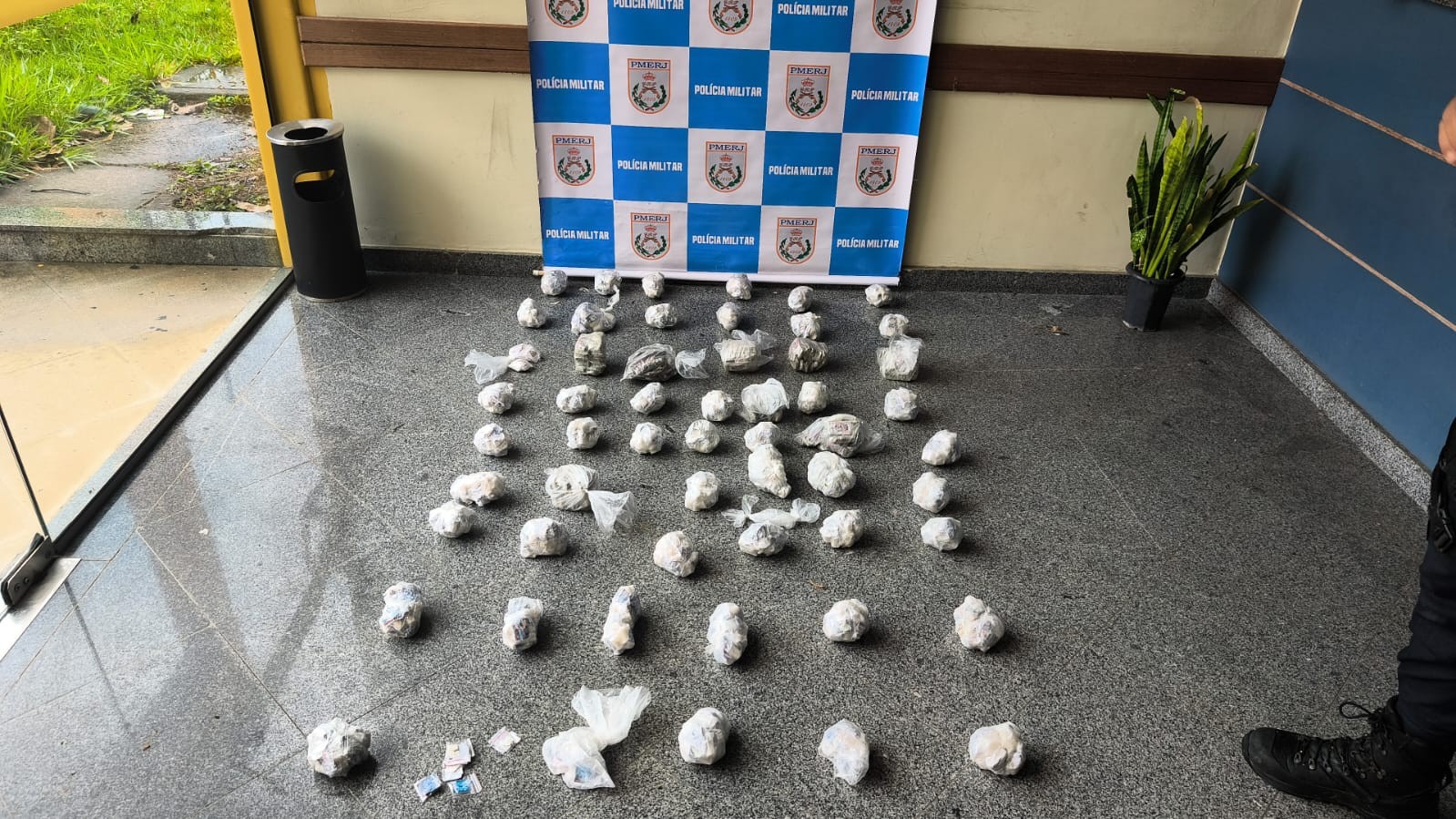 Mais de 1,6 kg de drogas avaliadas em R$ 45 mil foram apreendidas em Valença 