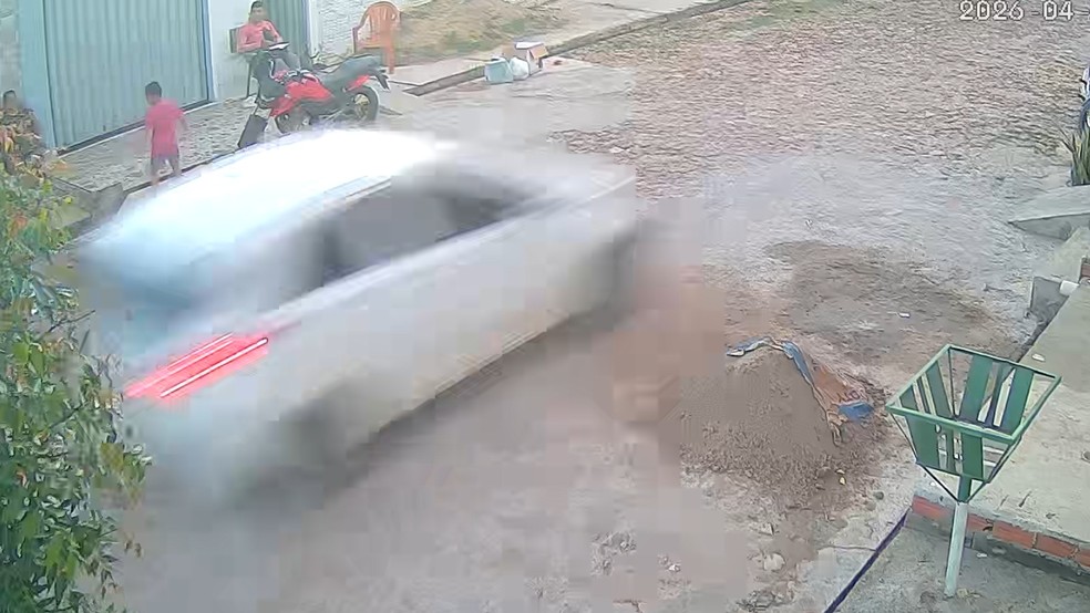 Carro passou em alta velocidade ao lado de crianças. — Foto: Reprodução
