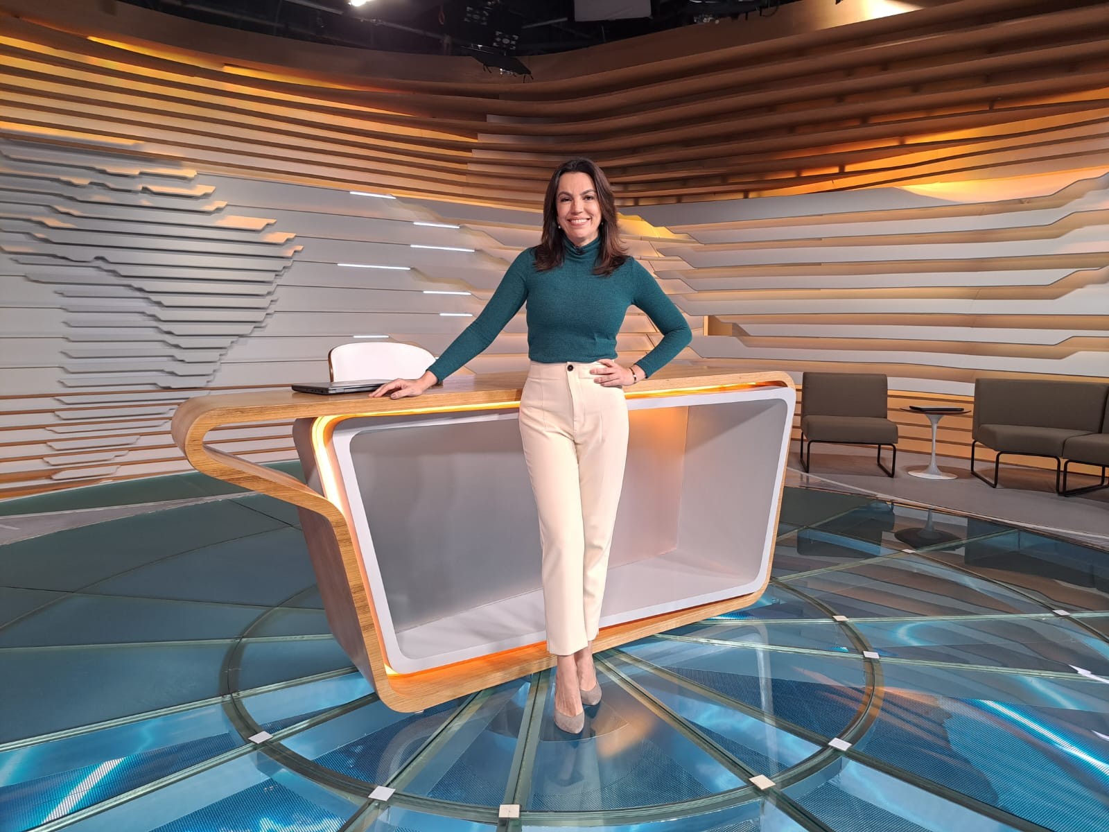 Ana Paula Araujo lança livro sobre violência doméstica
