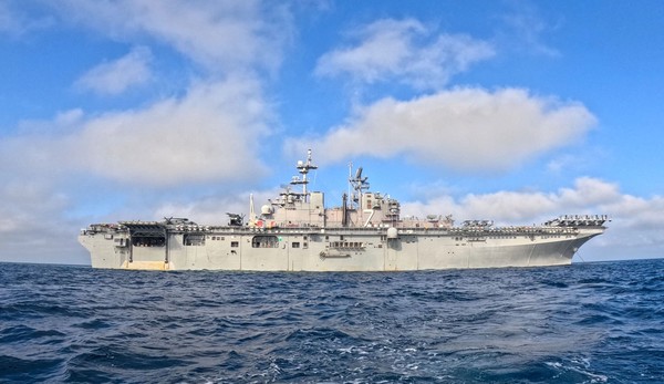 Navio anfíbio USS Iwo Jima, integrante do grupo de combate Iwo Jima da Marinha dos Estados Unidos. — Foto: Logan Goins/Marinha dos Estados Unidos