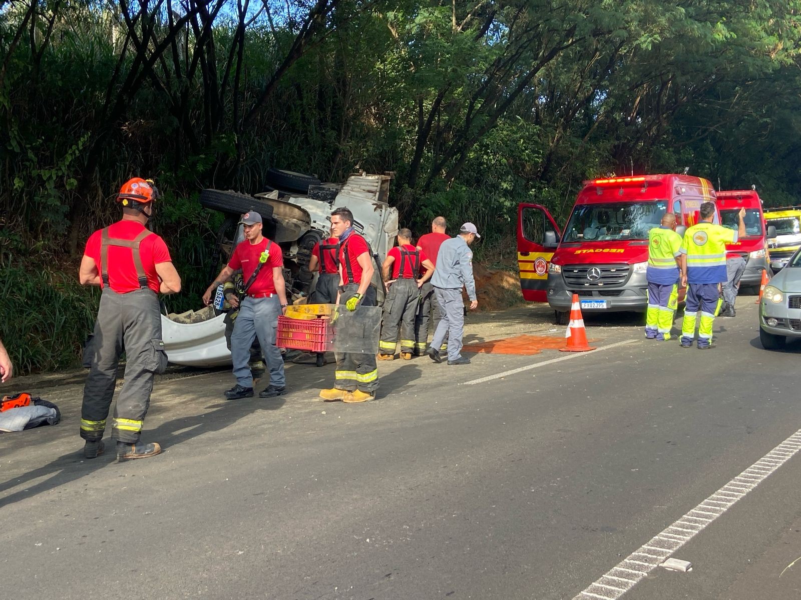 Motorista fica presos às ferragens após tombamento de caminhão em Piracicaba