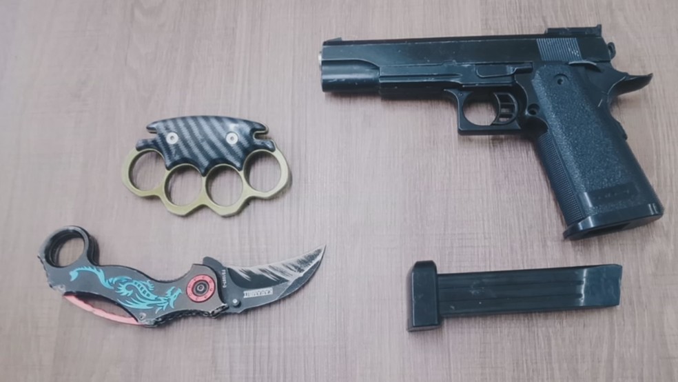 1 de 1
Adolescente de 15 anos &eacute; apreendido com simulacro de arma, canivete e soco ingl&ecirc;s em escola de Bauru &mdash; Foto: Pol&iacute;cia MIlitar/Divulga&ccedil;&atilde;o