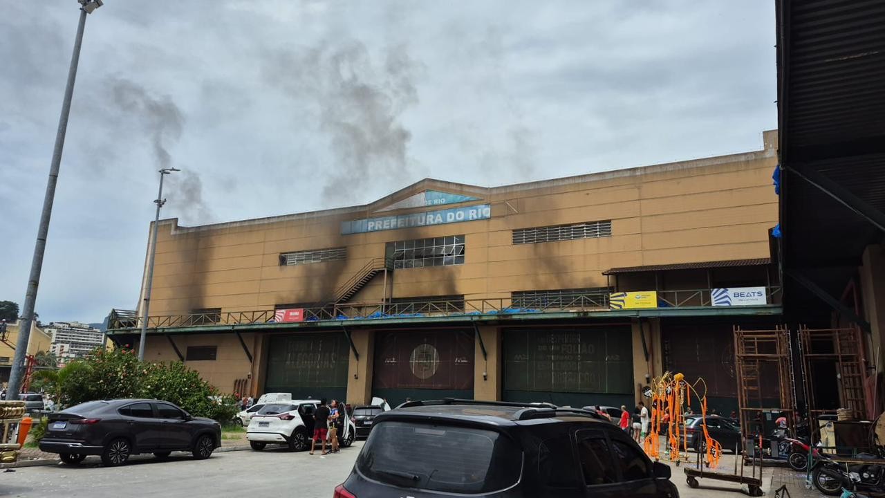 Princípio de incêndio atinge barracão da escola Grande Rio