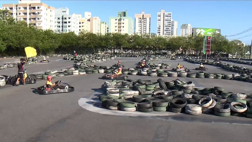 Estudantes pilotam kart para aprender sobre educação no trânsito em projeto social de Vitória. — Foto: Reprodução/TV Gazeta