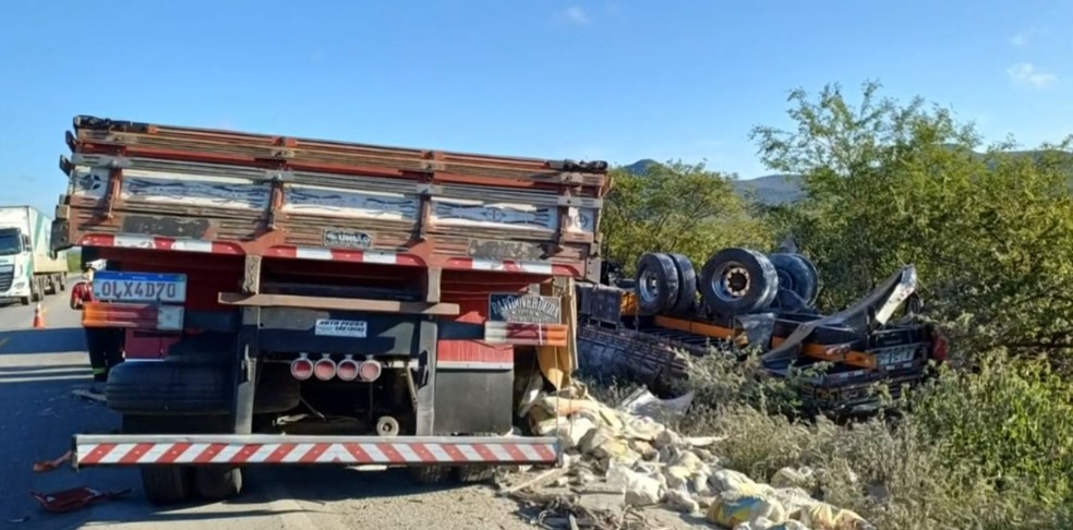 Dois homens morreram após um engavetamento entre três caminhões, na BR-407 — Foto: TV São Francisco