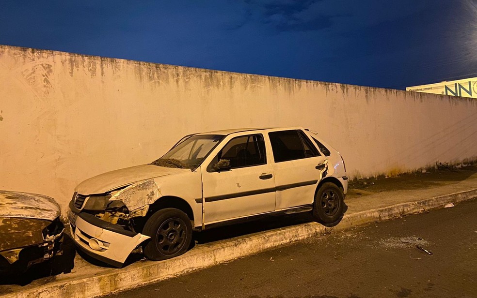 Carro onde corpos foram encontrados era de apreensão da Polícia Civil (PC) - Goiás — Foto: Vanessa Chaves/g1 Goiás