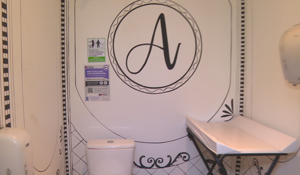 1 de 2
Informa&ccedil;&otilde;es e QR Codes de orienta&ccedil;&atilde;o devem ser fixados em locais privativos, como o interior dos banheiros femininos &mdash; Foto: Gustavo Luz/TV TEM