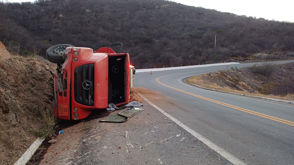 Caminhão-tanque tomba na serra de Santa Luzia e provoca vazamento de combustível na BR-230