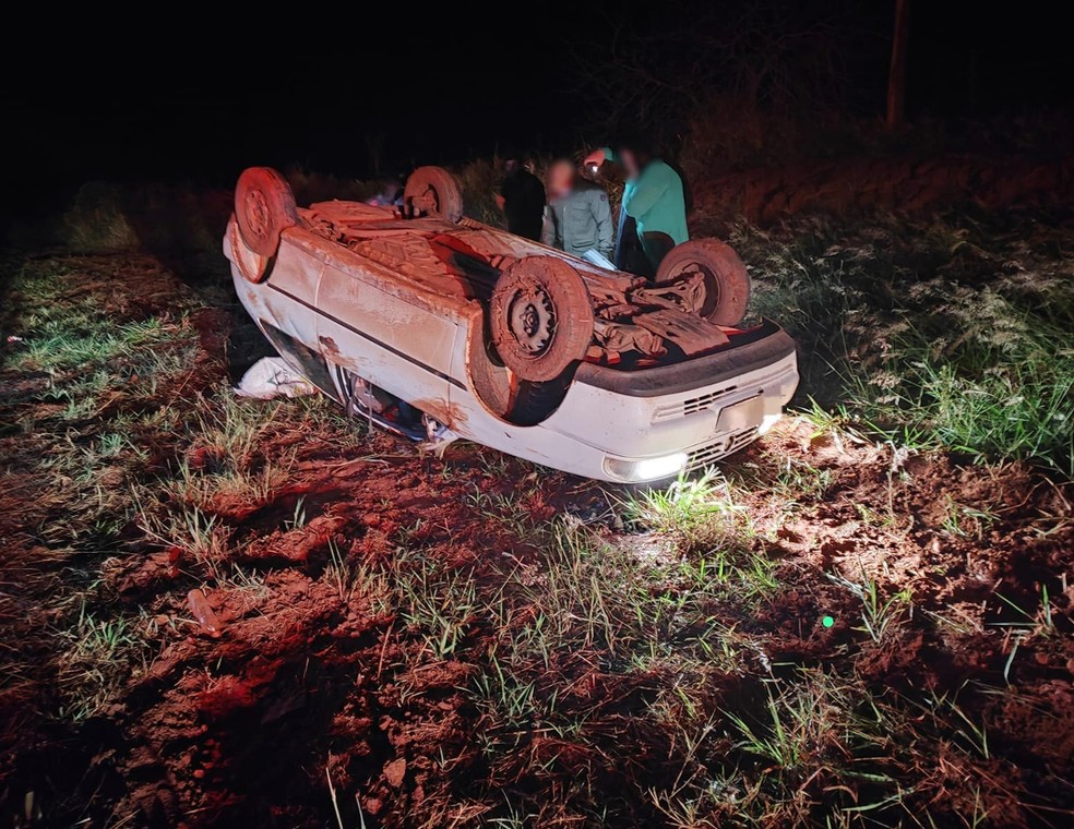 Carro capotou na Rodovia Arlindo Béttio, em Euclides da Cunha Paulista (SP) — Foto: Polícia Militar Rodoviária