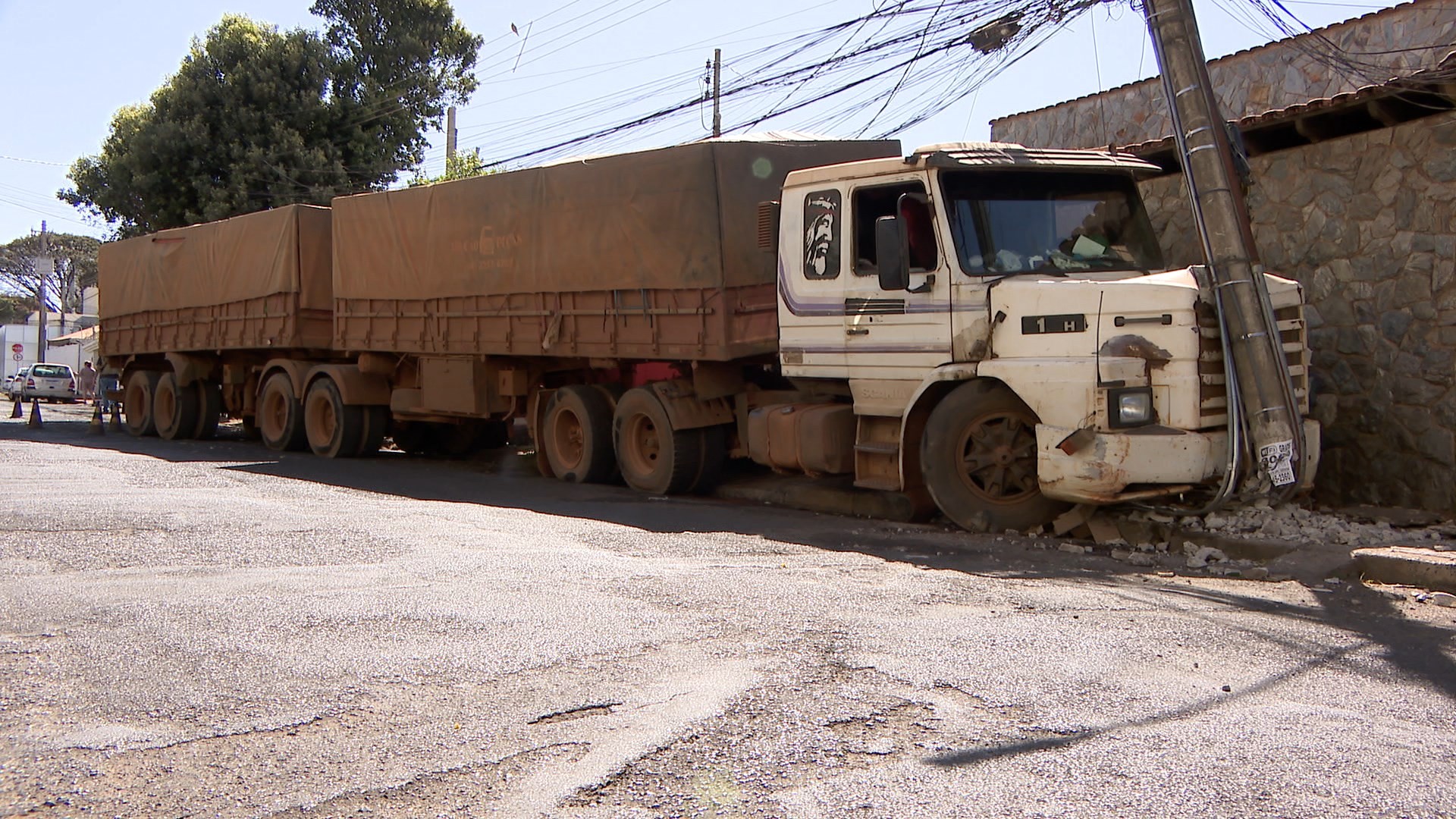 Carreta desgovernada atinge muro, carro e poste em Uberlândia; vídeo mostra o local do acidente