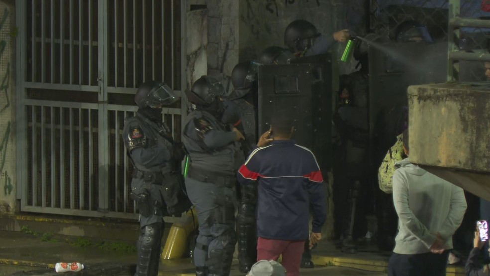 PM usou spray de pimenta no grupo — Foto: Reprodução/TV Globo