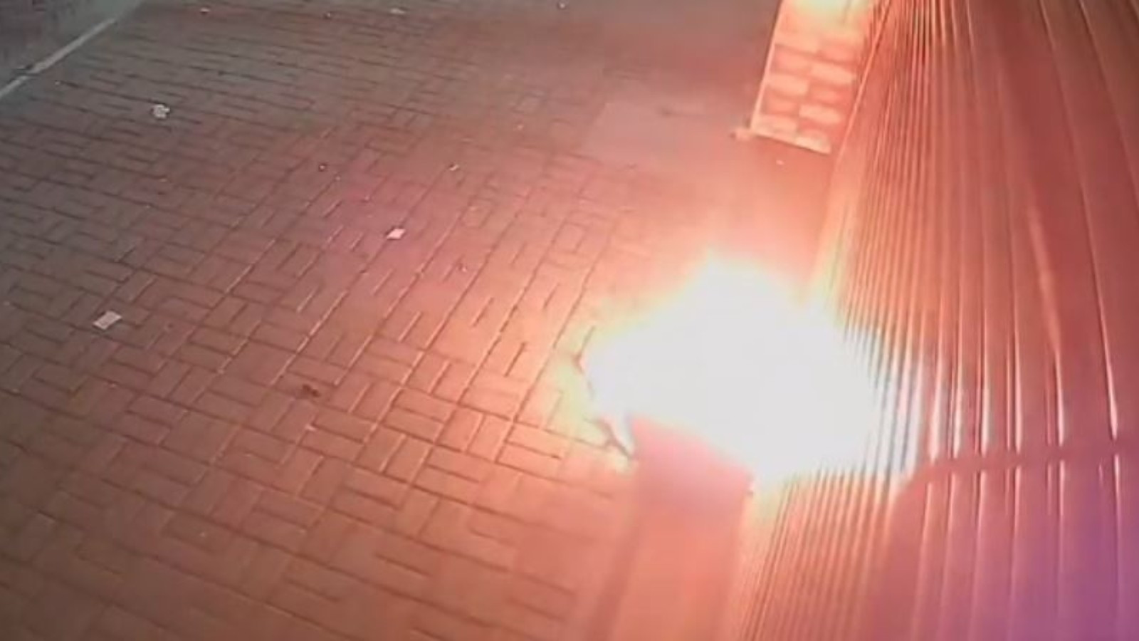 Vídeo mostra momento em que bolsa com coquetéis molotov 'explode' na frente de loja de umbanda em Fortaleza