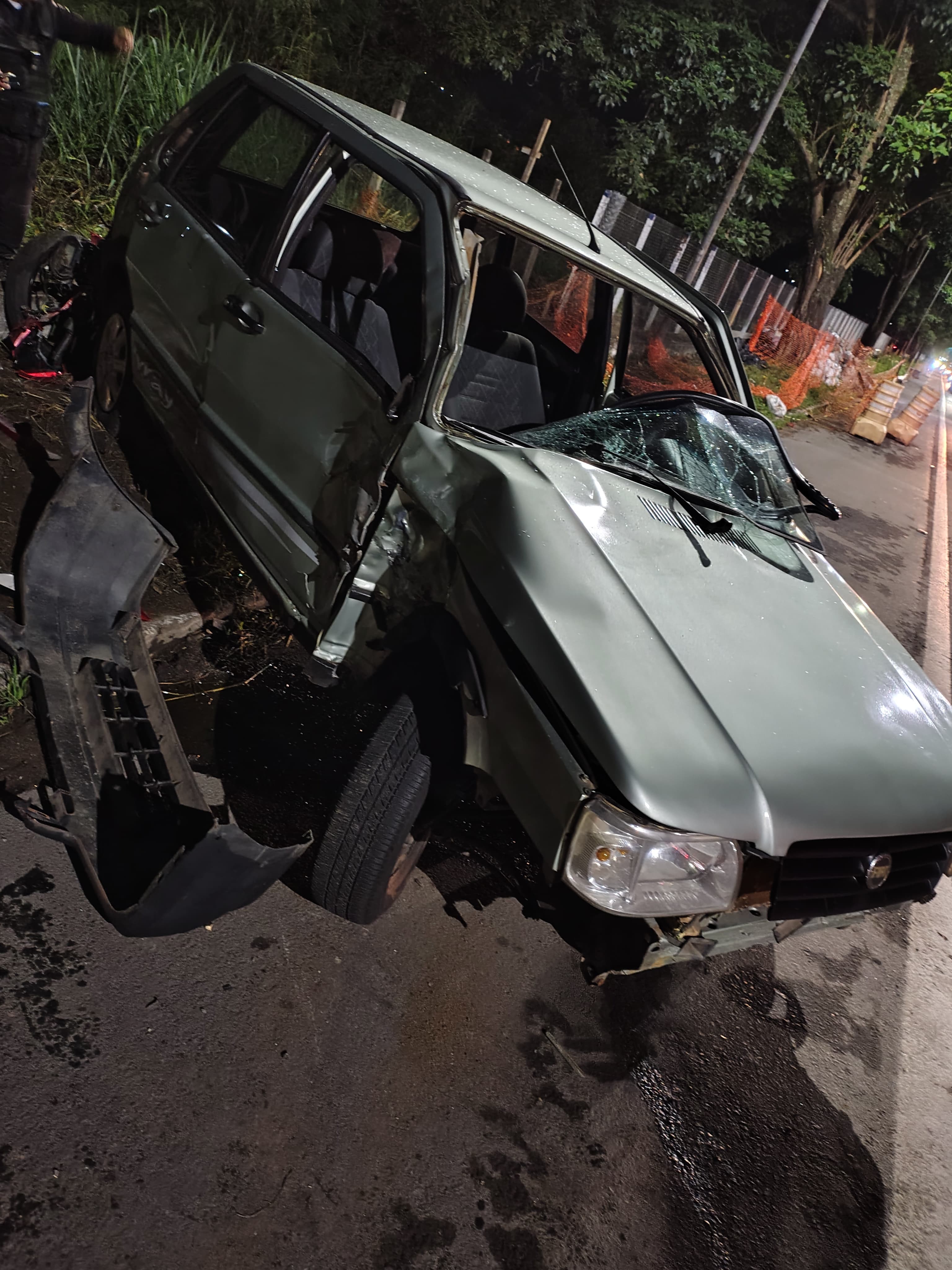 Homem morre após acidente entre moto, carro e caminhão em Volta Redonda