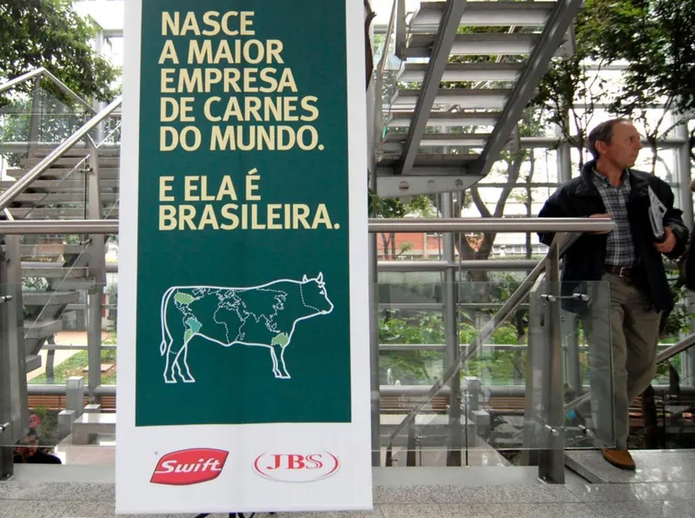 "Nasce a maior empresa de carnes do mundo. E ela é brasileira", dizia placa na sede da JBS SA em São Paulo, em 2007 — Foto: BBC/ Getty images