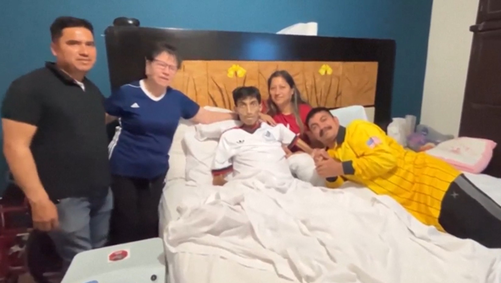 Pais de jovem com câncer terminal que estavam detidos pelo ICE conseguem reencontrar o filho um dia antes de sua morte