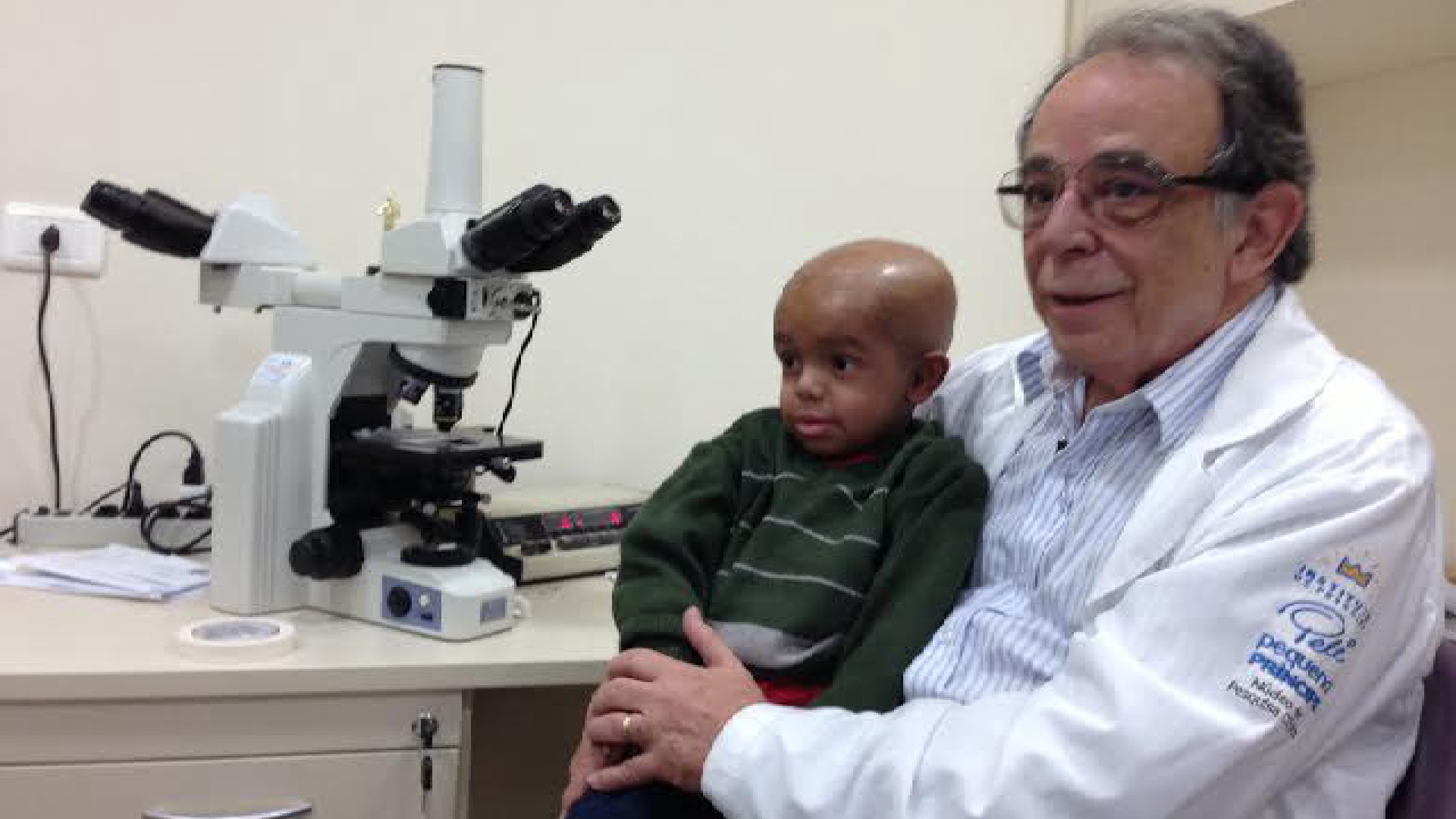 Eurípides Ferreira deu bateria de presente para paciente de 3 anos durante tratamento: 'Não era só um médico, se tornou um amigo'