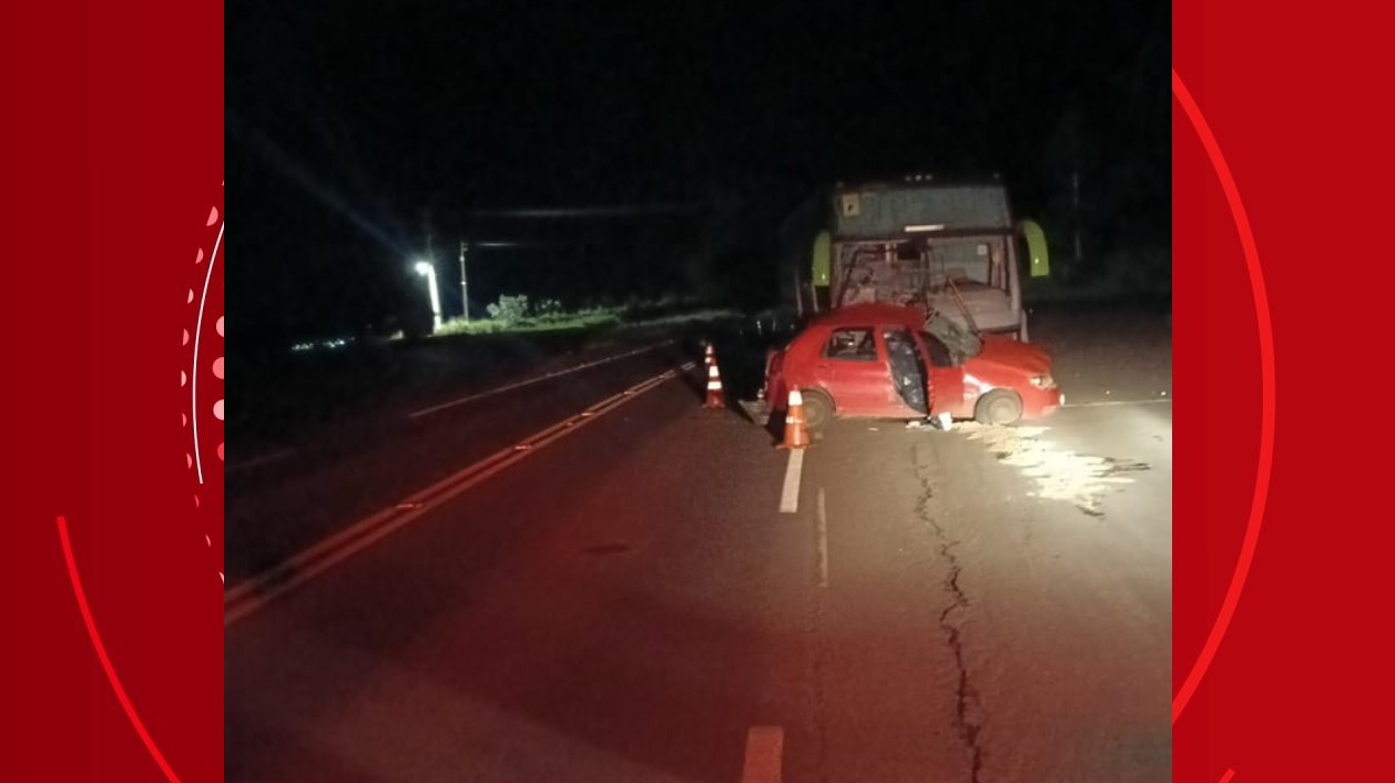 Mulher morre em acidente entre carro e ônibus, em rodovia no Paraná