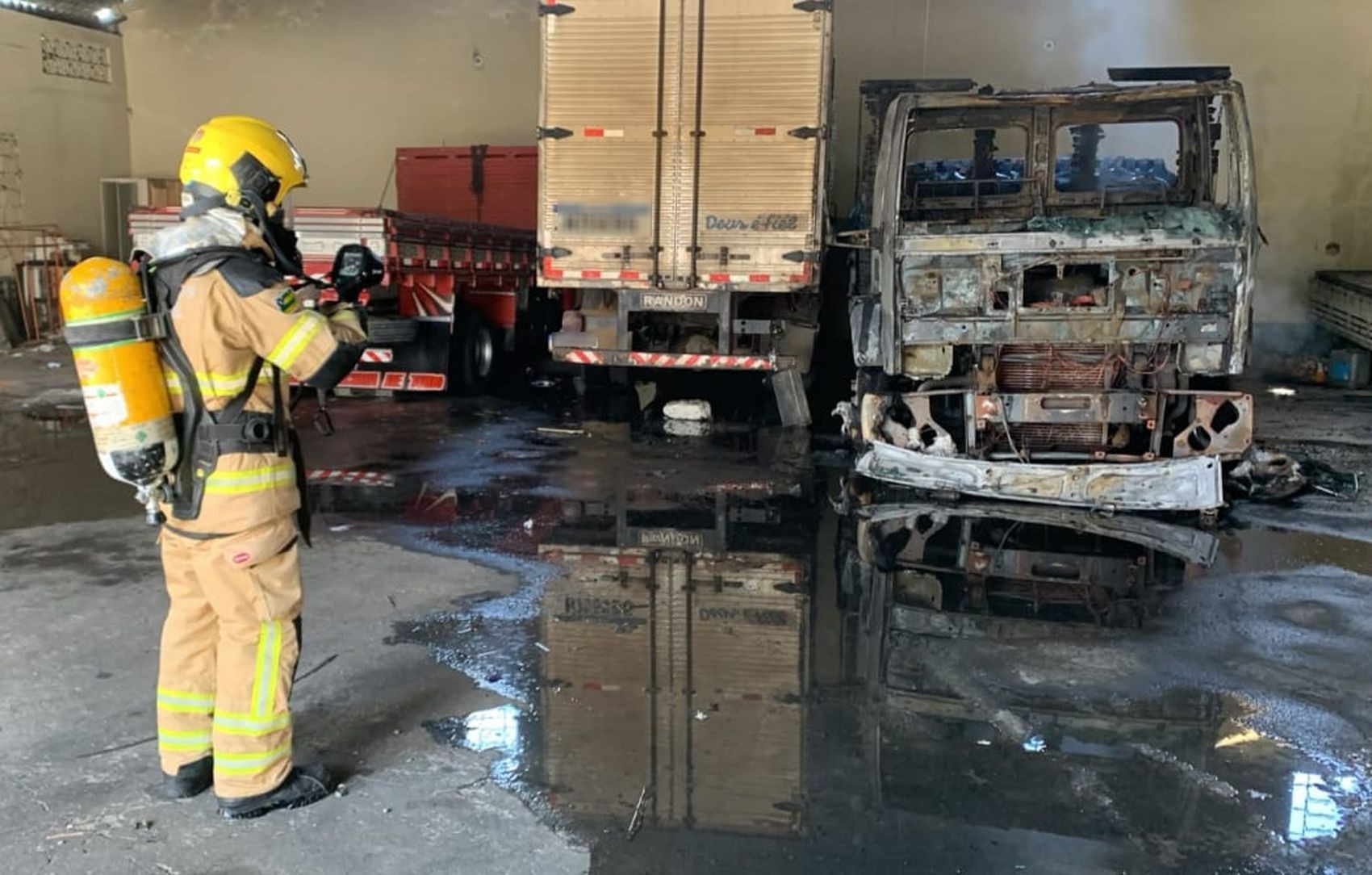 Incêndio destrói caminhão em depósito comercial em Aracaju