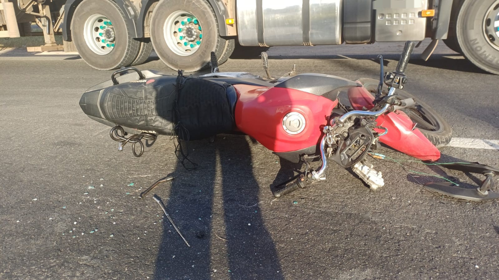 Motociclista morre após bater em carro e ser atropelado por carreta na BR-101, no Recife