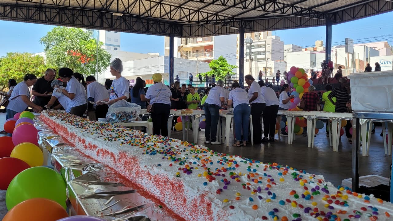 Bolo de 200 kg acaba em menos de uma hora em festa de 108 anos de Presidente Prudente