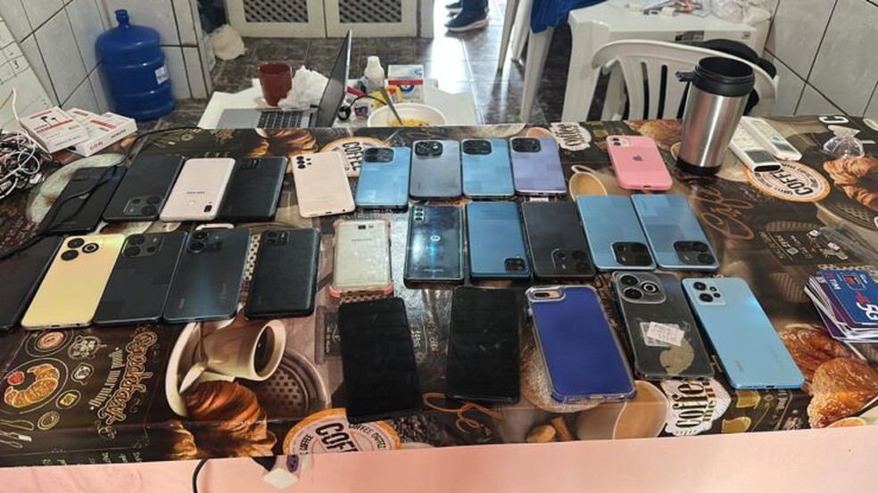 Celulares usados no esquema do 'golpe do Pix' foram apreendidos &mdash; Foto: Ascom MP-AC