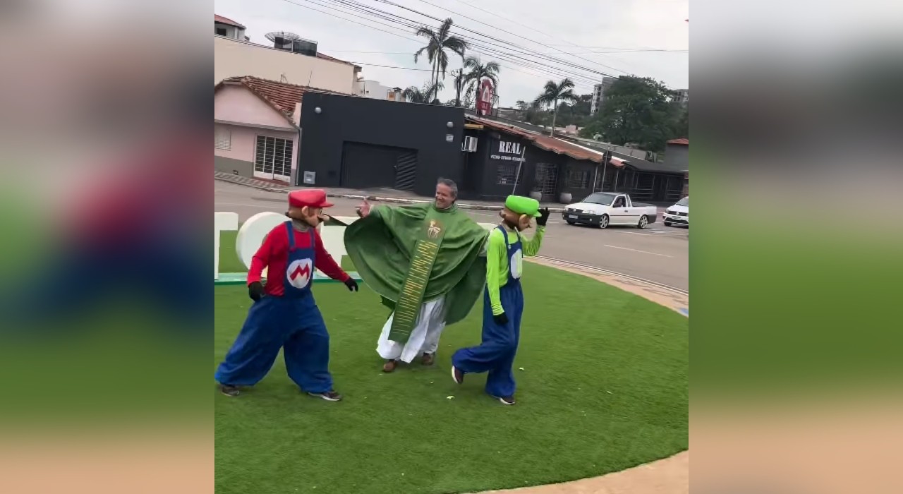 VÍDEO: padre viraliza dançando com personagens infantis de carreta musical no interior de SP