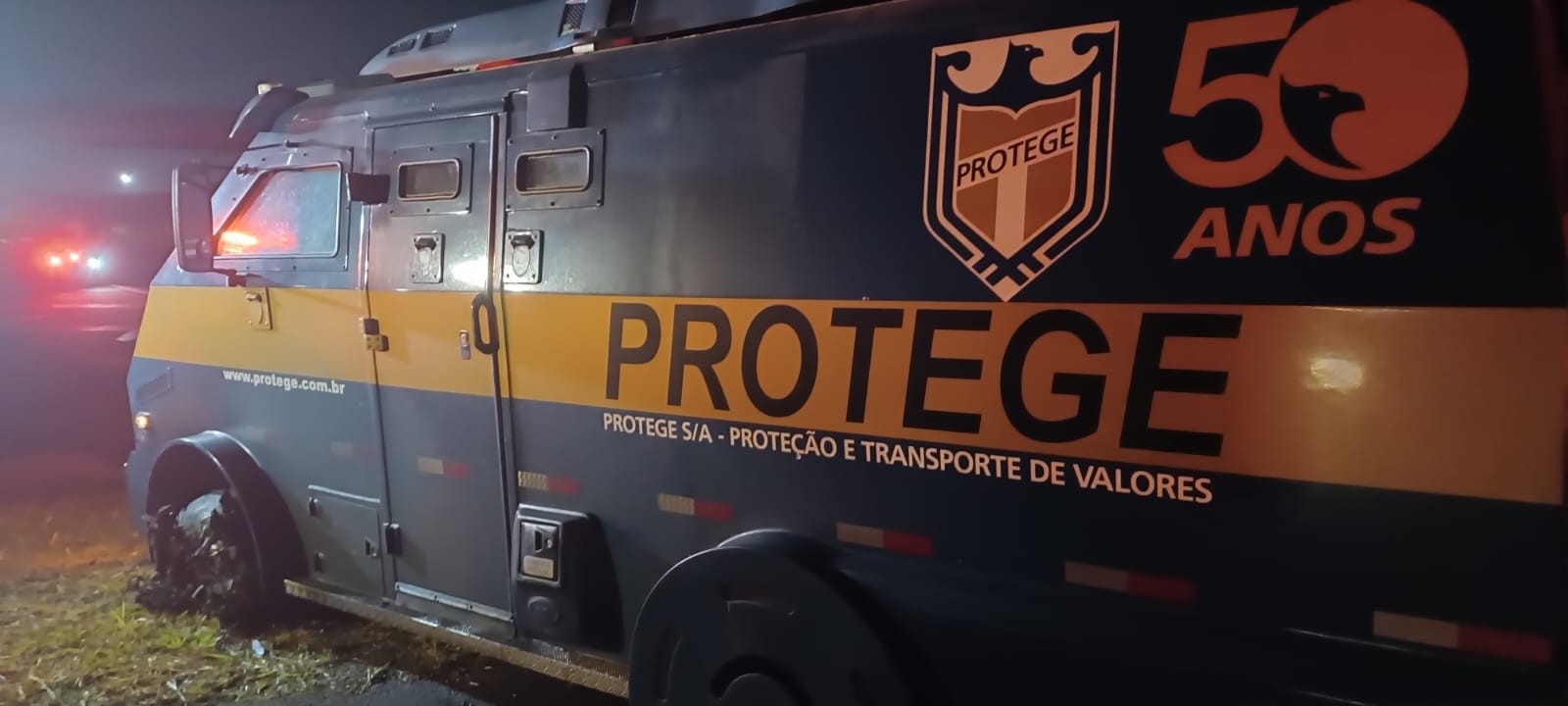 Criminosos disparam com fuzis contra carro-forte na SP-304, em Piracicaba