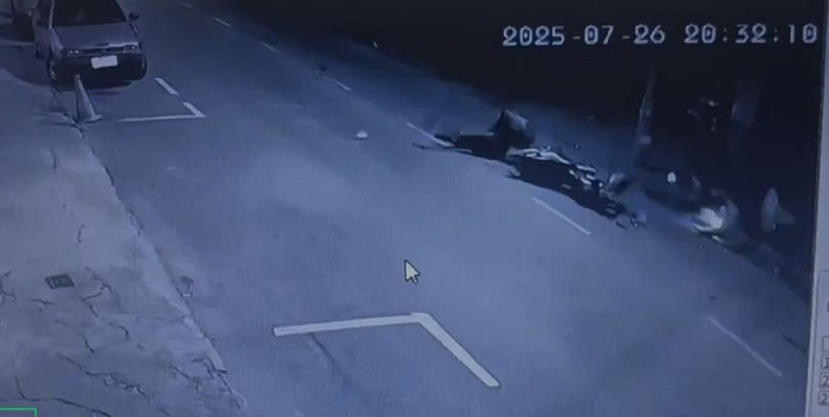 VÍDEO: Motociclistas batem de frente, são arremessados e um morre em MG