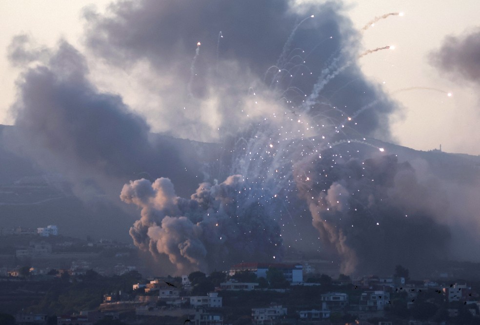 Fumaça emerge no sul do Líbano após ataques israelenses, vista de Tiro, no Líbano, nesta segunda-feira (23). — Foto: Aziz Taher/Reuters