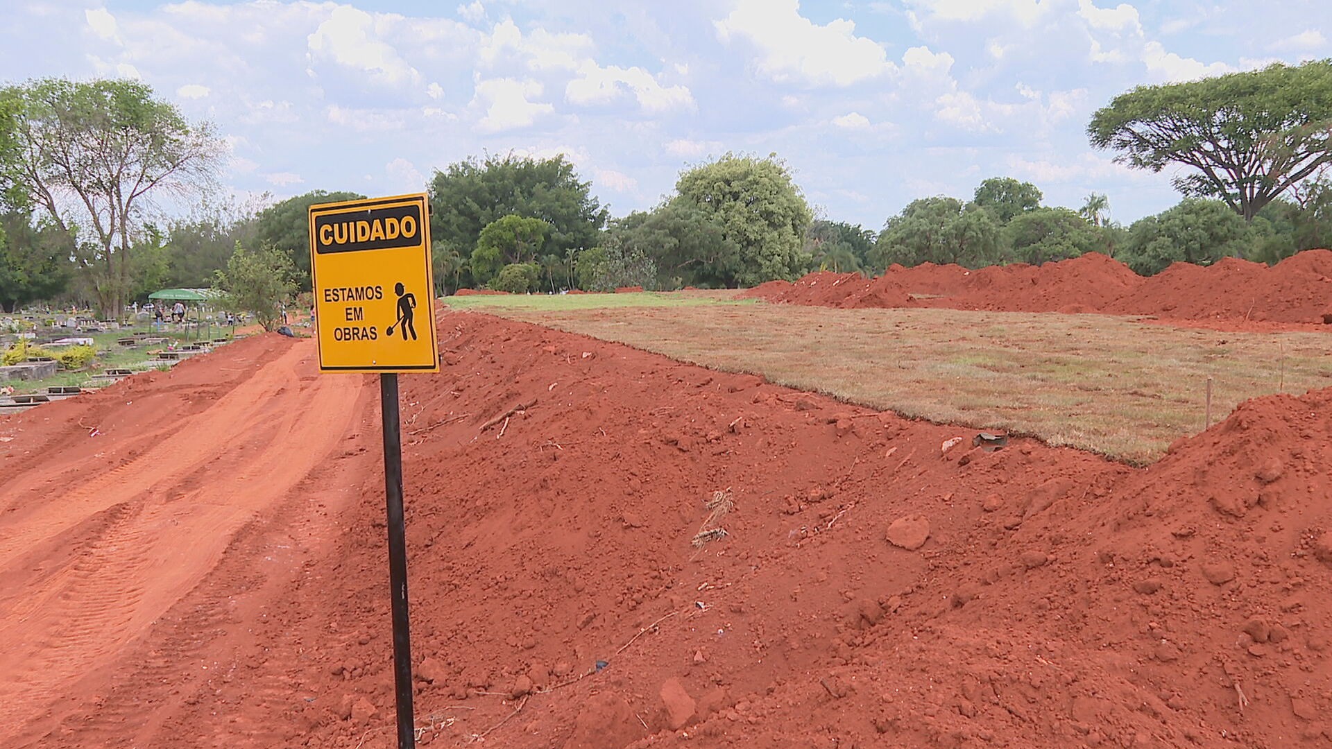 Famílias não encontram túmulos de parentes no Campo da Esperança, no DF; áreas foram soterradas por terra 