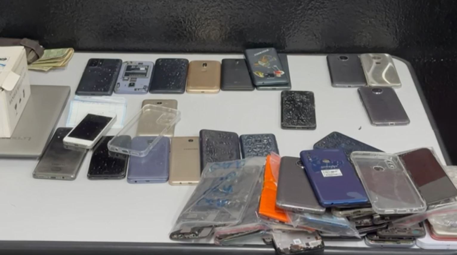 PM acha celulares roubados em banca de venda de eletrônicos no centro de Campinas e prende trio
