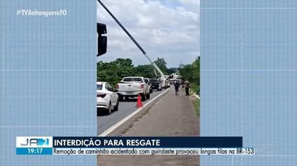 Trecho da BR-153 fica interditado para retirada de caminhão após acidente de trânsito