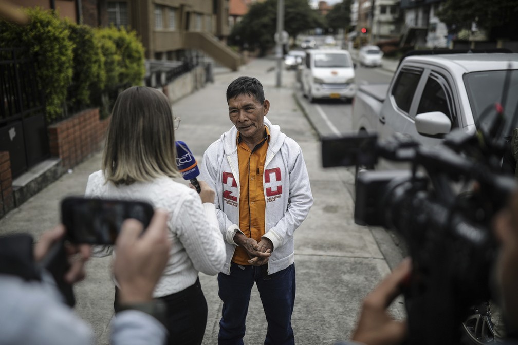 Narciso Mucutuy, avô das crianças indígenas resgatadas, fala à imprensa da entrada do hospital. — Foto: AP Photo/Ivan Valencia